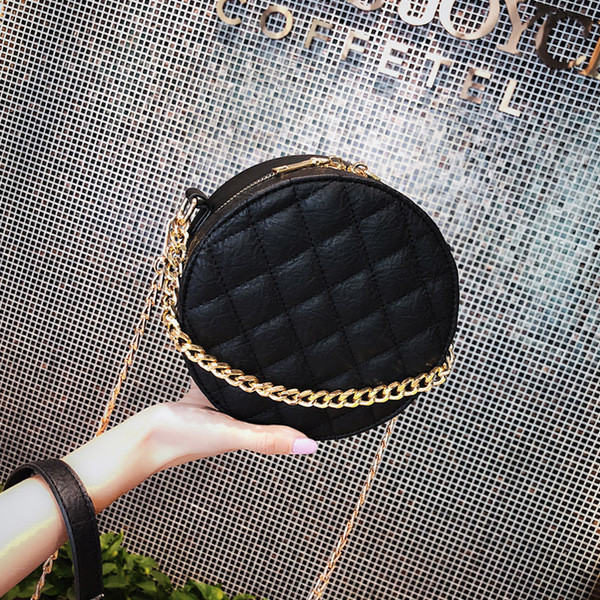 Elegáns női táska kerek formában, fém lánccal