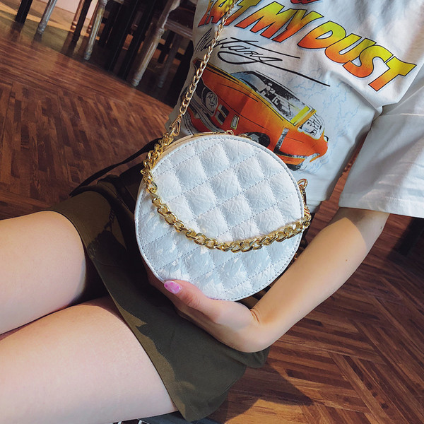 Elegáns női táska kerek formában, fém lánccal