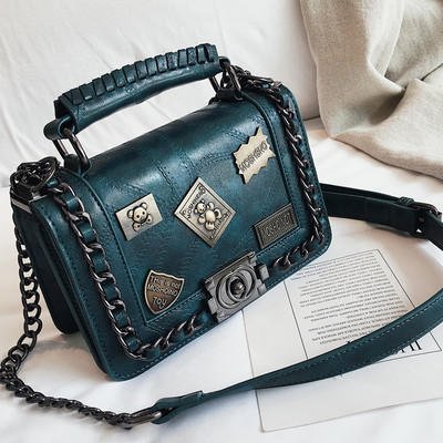 Κομψή γυναικεία τσάντα με μεταλλικά στοιχεία