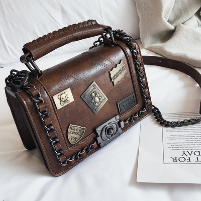 Κομψή γυναικεία τσάντα με μεταλλικά στοιχεία