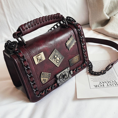 Κομψή γυναικεία τσάντα με μεταλλικά στοιχεία