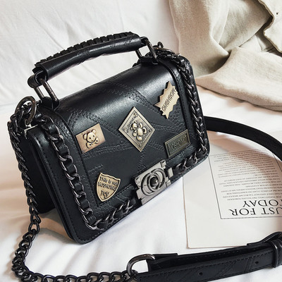 Κομψή γυναικεία τσάντα με μεταλλικά στοιχεία