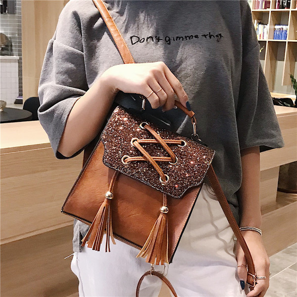 Modern női hátizsák brokáttal és keresztkötésekkel, többféle színben