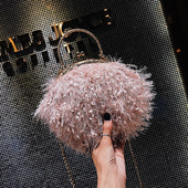 Elegáns női táska fém fogantyúval