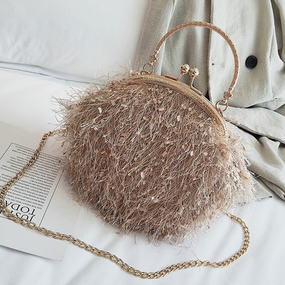 Elegáns női táska fém fogantyúval