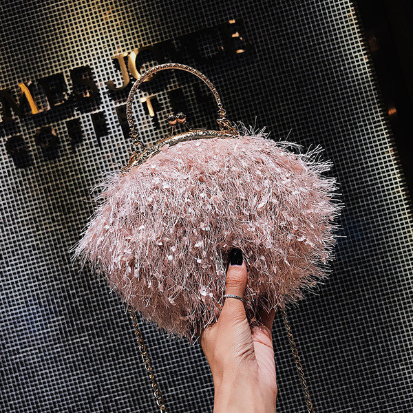 Elegáns női táska fém fogantyúval