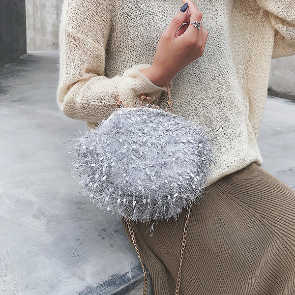 Elegáns női táska fém fogantyúval