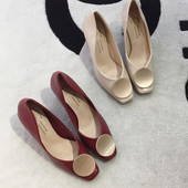 Μοντέρνα γυναικεία υποδήματα σε διάφορα χρώματα