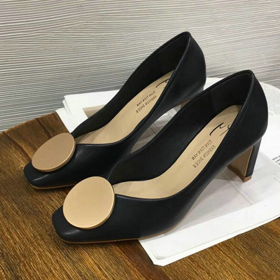 Μοντέρνα γυναικεία υποδήματα σε διάφορα χρώματα