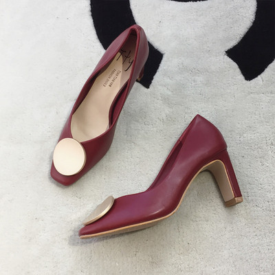 Μοντέρνα γυναικεία υποδήματα σε διάφορα χρώματα