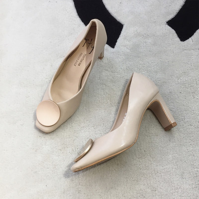 Μοντέρνα γυναικεία υποδήματα σε διάφορα χρώματα