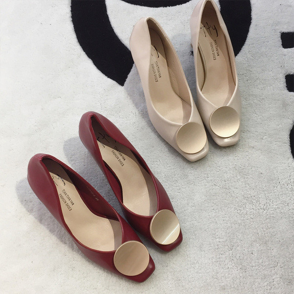 Μοντέρνα γυναικεία υποδήματα σε διάφορα χρώματα
