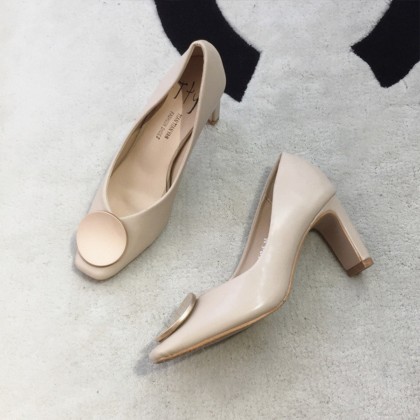 Μοντέρνα γυναικεία υποδήματα σε διάφορα χρώματα