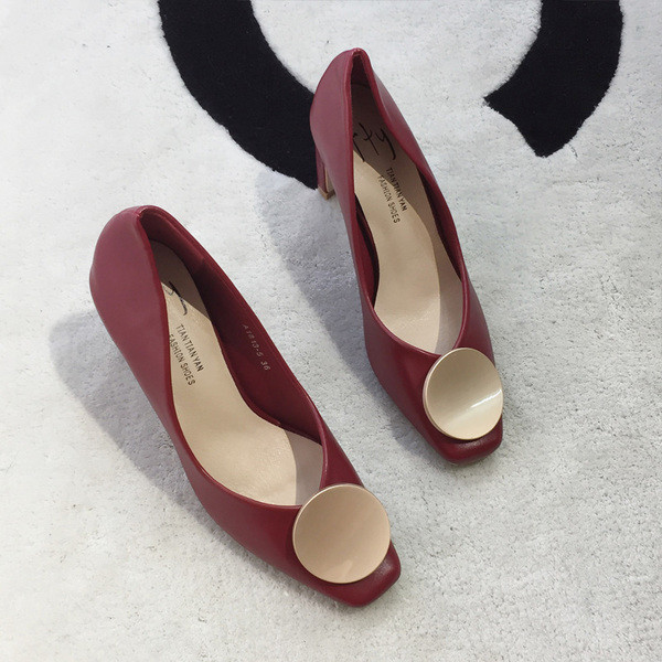 Μοντέρνα γυναικεία υποδήματα σε διάφορα χρώματα