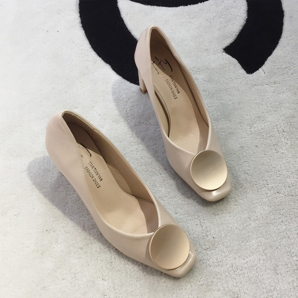 Μοντέρνα γυναικεία υποδήματα σε διάφορα χρώματα