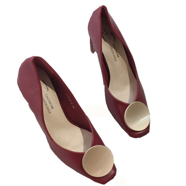 Μοντέρνα γυναικεία υποδήματα σε διάφορα χρώματα