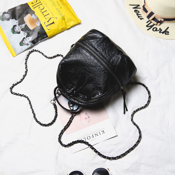 Kicsi női hátizsák fekete színben, kivehető fogantyúval