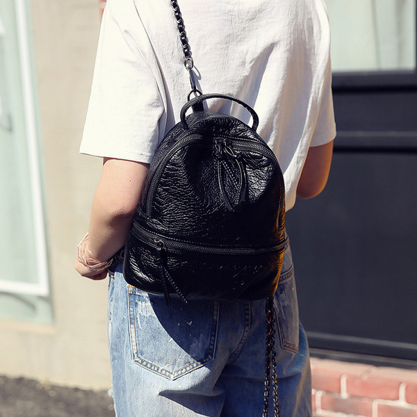 Kicsi női hátizsák fekete színben, kivehető fogantyúval