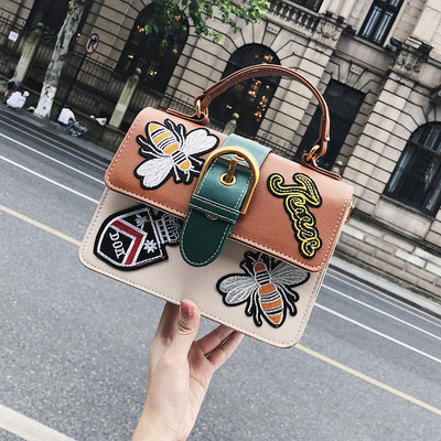 Γυναικεία τσάντα με έμβλημα διακόσμησης σε δύο χρώματα