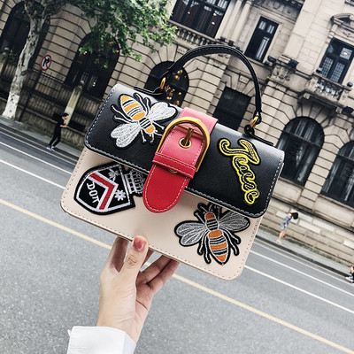 Γυναικεία τσάντα με έμβλημα διακόσμησης σε δύο χρώματα