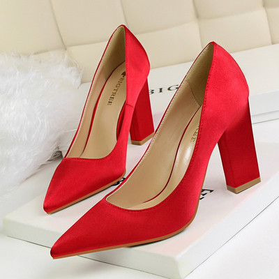 Stílusos női cipő hegyes modell több színben