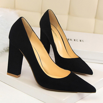 Stílusos női cipő hegyes modell több színben