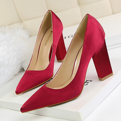 Stílusos női cipő hegyes modell több színben