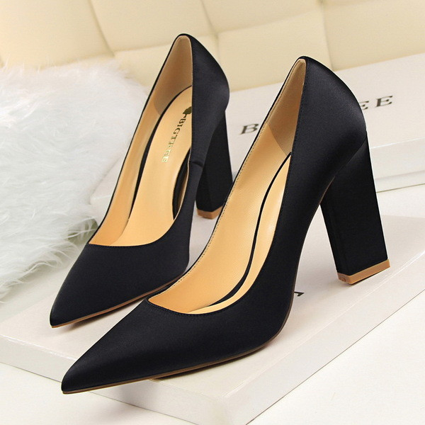 Stílusos női cipő hegyes modell több színben