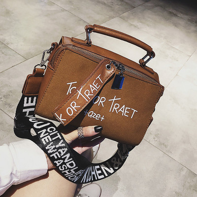 Stílusos női táska több színben feliratokkal