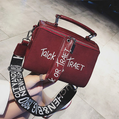 Stílusos női táska több színben feliratokkal