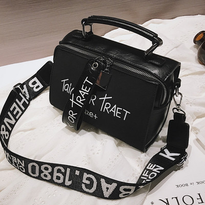 Stílusos női táska több színben feliratokkal