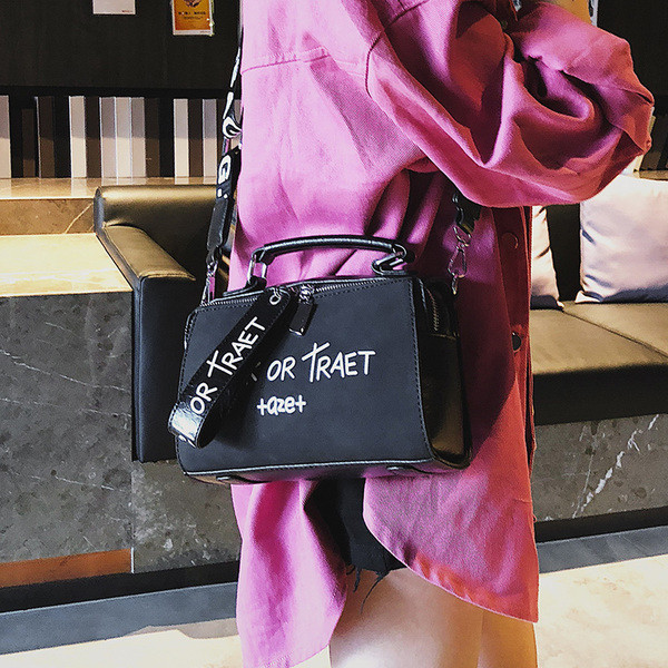 Stílusos női táska több színben feliratokkal