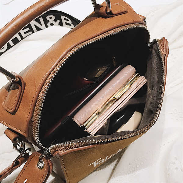 Stílusos női táska több színben feliratokkal