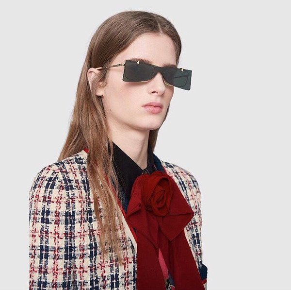 Ochelari moderni pentru femei si barbati cu ochelari colorati