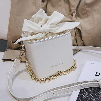 Érdekes modell egy kézitáska szalaggal