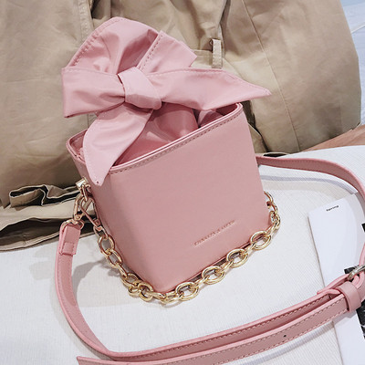 Érdekes modell egy kézitáska szalaggal