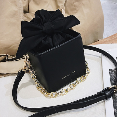 Érdekes modell egy kézitáska szalaggal