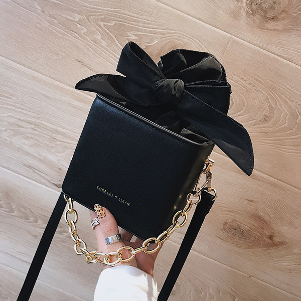 Érdekes modell egy kézitáska szalaggal