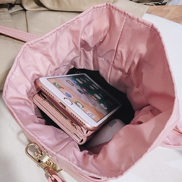 Érdekes modell egy kézitáska szalaggal