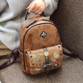 Modern női hátizsák több színben emblémával