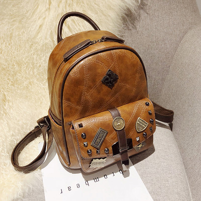 Modern női hátizsák több színben emblémával