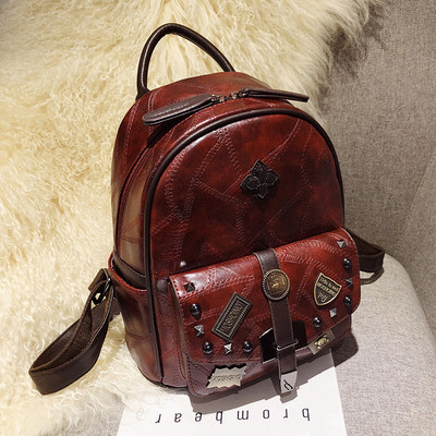 Modern női hátizsák több színben emblémával