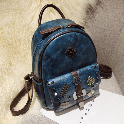 Modern női hátizsák több színben emblémával