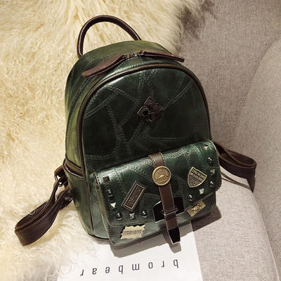 Modern női hátizsák több színben emblémával