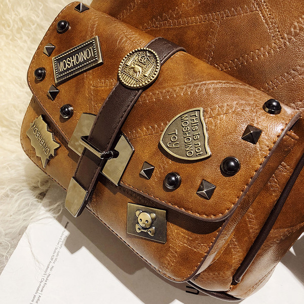 Modern női hátizsák több színben emblémával