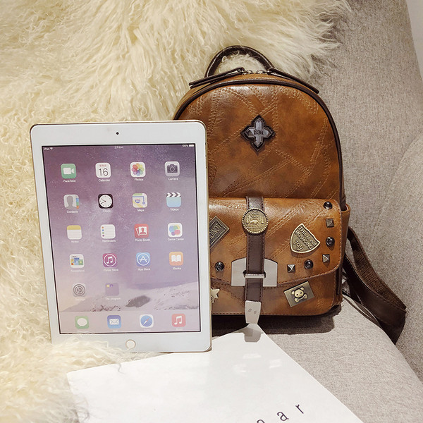 Modern női hátizsák több színben emblémával