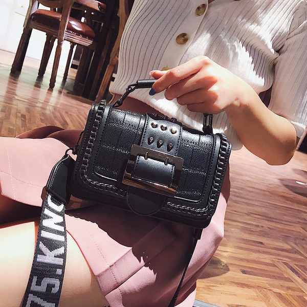 Modern női táska csattal több színben