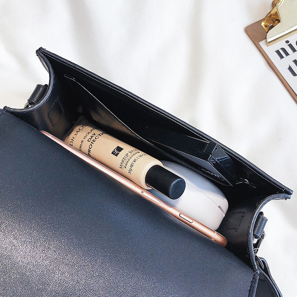 Modern női táska csattal több színben