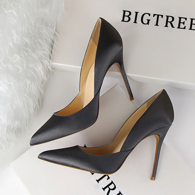 Stílusos női cipő vékony sarkú hegyes modellel több színben