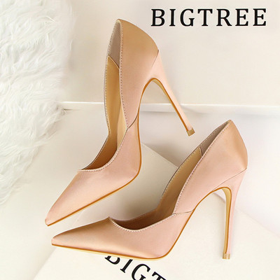 Stílusos női cipő vékony sarkú hegyes modellel több színben